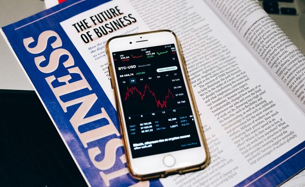 Comment un jeu de stratégie en temps réel peut-il intégrer des événements historiques pour des scénarios captivants ?